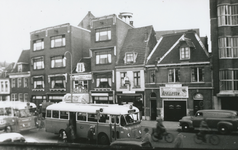 863350 Gezicht op de St. Jacobsstraat in Wijk C te Utrecht, met druk verkeer, waaronder enkele stadsbussen, vanaf het ...